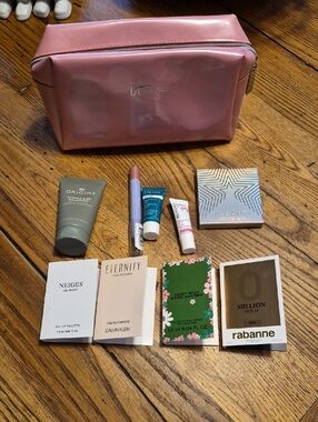 it cosmetics Pink Glossy Cosmetic Bag with Sample Makeup & Fragrance Set